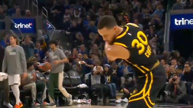 Steph Curry Broke Out Perfect Golf Celebration After Hitting a 3-Pointer, and NBA Fans Loved It  